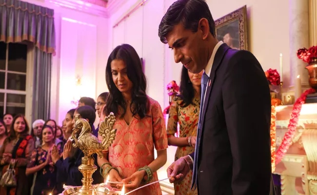 Rishi Sunak Wife Akshata Murty Host Special Diwali Event - Sakshi