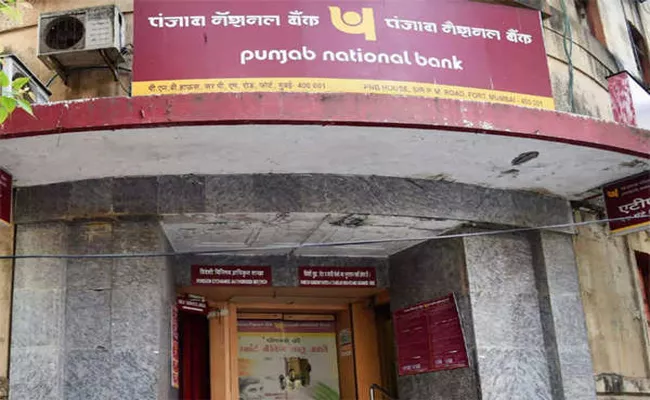 Armed men loot Rs 18. 85 crore from Punjab National Bank at manipur - Sakshi
