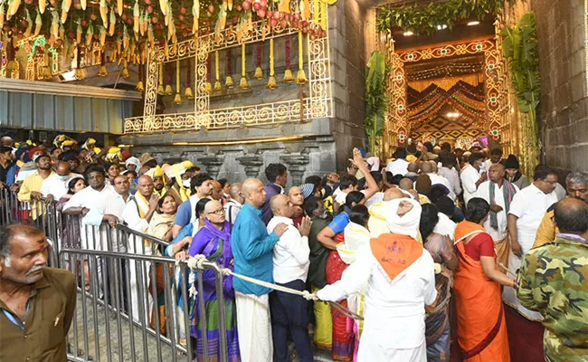 Vaikunta Darshanam Rush Of Devotees Continues In Tirumala - Sakshi