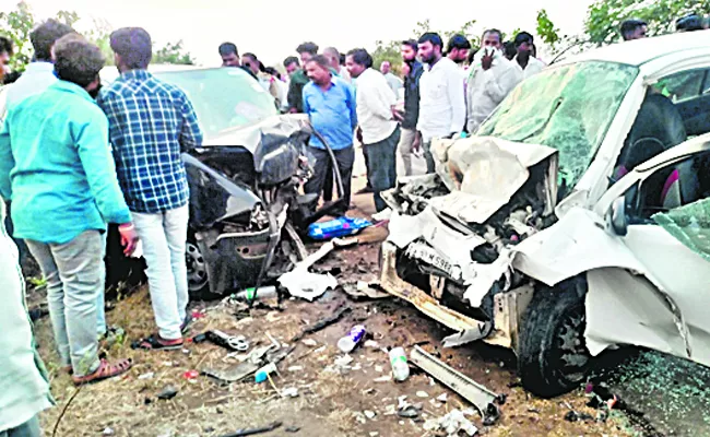 5 Killed As Two Cars Collide Head On In Telangana Narayanpet - Sakshi