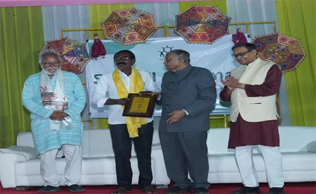 Farmer Scientist Kommuri Vijayakumar Awarded Srishti Samman - Sakshi