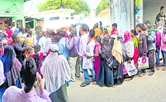 Bhainsa town of Nirmal district denizens wait in long lines for corrections in Aadhaar cards - Sakshi