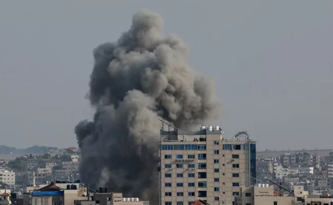 Israel-Hamas war: Israeli tanks push deep into central Gaza town, air strike attaks - Sakshi