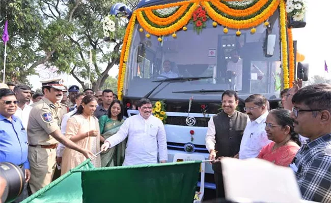 Ponnam Prabhakar VC Sajjanar Inaugurates 80 New RTC Buses - Sakshi