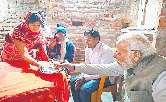 Ayodhya: PM Modi visits Ujjwala Scheme beneficiary home - Sakshi