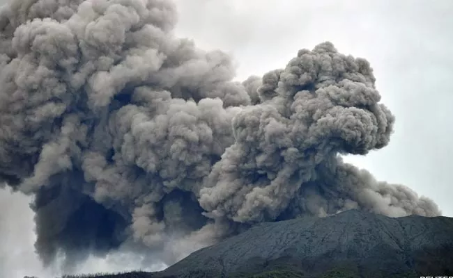 11 Hikers Killed As Volcano Erupts In Indonesia - Sakshi