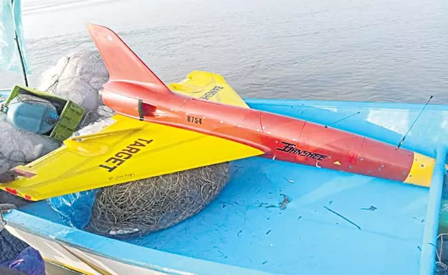 Air force missile found by fishermen - Sakshi