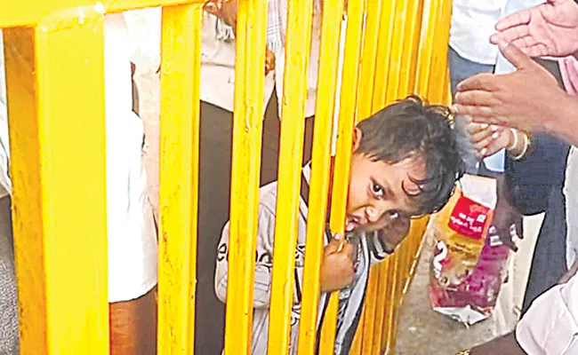 Little boy gets his head stuck in Highway railing - Sakshi