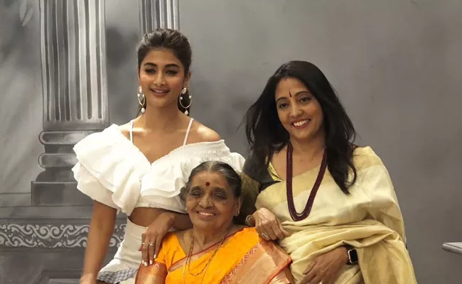 Tollywood Actress Pooja Hegde Loss a Person In Her Family - Sakshi