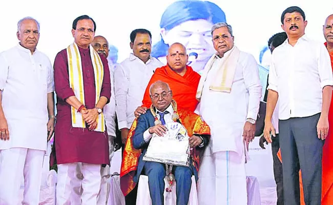 Siddaramaiah: maa jaati suriyu award to kancha iilaiah - Sakshi