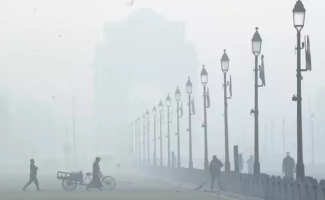 Dense Fog Blankets Delhi - Sakshi