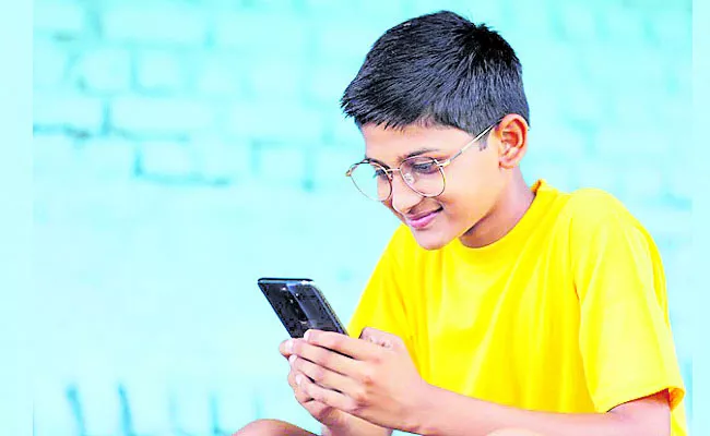 Children spending more than 3 hours a day on mobile phones - Sakshi