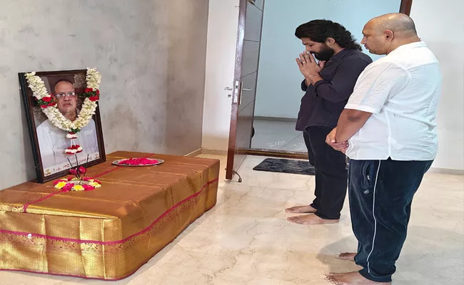 Icon Star Allu Arjun Condolences To Producer SKN Father Demise - Sakshi