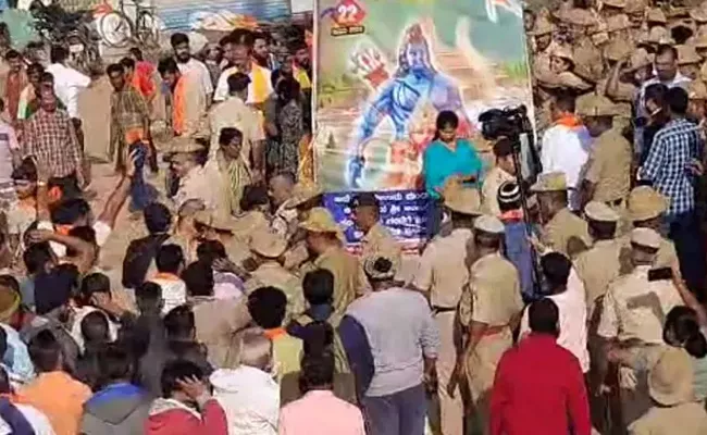 Congress vs BJP As Hanuman Flag Removed In Karnataka - Sakshi