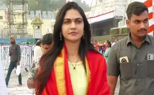 Icon Star Allu Arjun Wife Sneha Reddy Visited Tirumal Today - Sakshi
