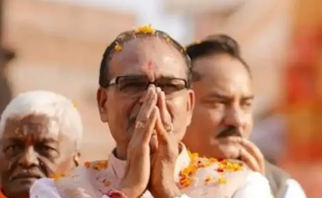 Ex CM Shivraj Chouhan Turns Emotional Budhni In Madhya Pradesh - Sakshi