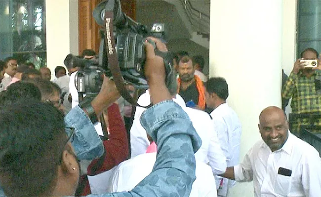 Patnam Mahender Reddy Pilot Rohith Reddy Clash At Telangana Bhavan - Sakshi