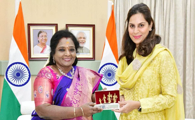 Mega Hero Ram Charan Wife Upasana Met WIth Governor Tamilisai - Sakshi