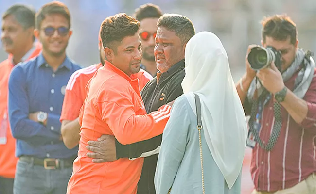 Ind vs Eng 3rd Test Debutant Sarfaraz Khan Father Gets Emotional In Tears Watch - Sakshi