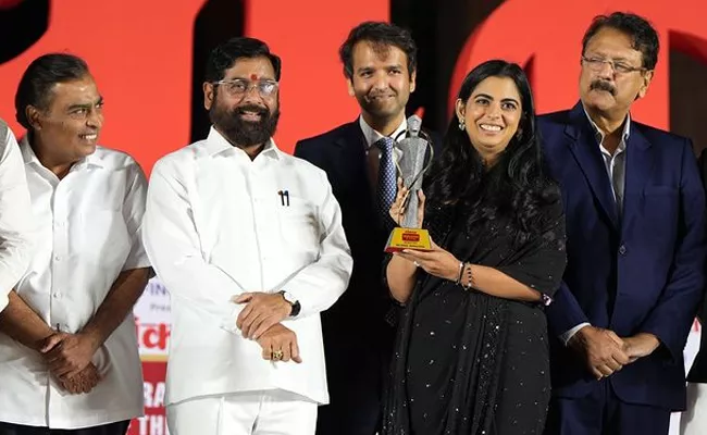 Isha Ambani Got Maharashtrian of the Year 2024 award - Sakshi