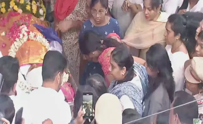 Political Leaders Condolence To Death Of Lasya Nanditha - Sakshi