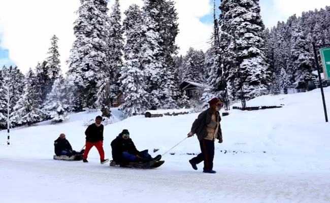 Gulmarg in Kashmir gets covered in 16 inches snow - Sakshi
