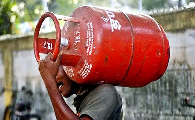 10 lakh poor families to benefit from ₹500 LPG scheme - Sakshi