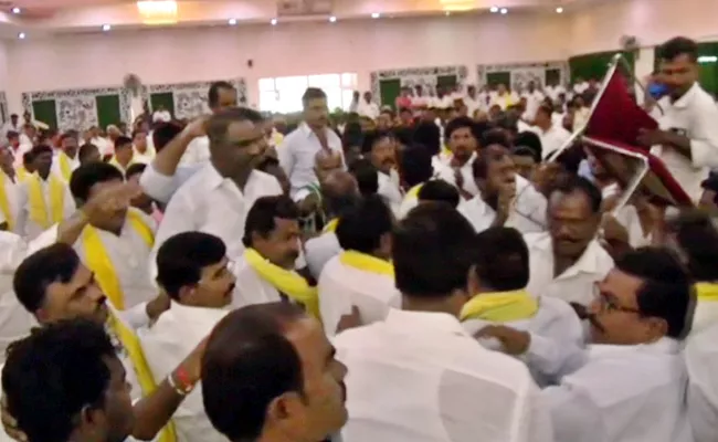 TDP Leaders Fighting Jayaho BC Sabha In Kurnool - Sakshi