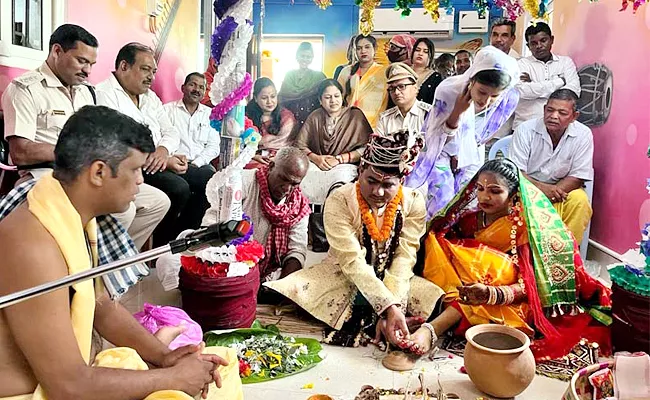 Love marriage in Jail - Sakshi
