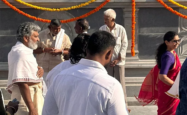 SS Rajamouli Couple Visits A Temple In Bellary In Karnataka goes Viral  - Sakshi