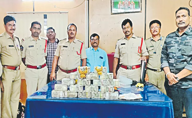 Checking in Private Travels Sleeper Bus caught gold and cash - Sakshi