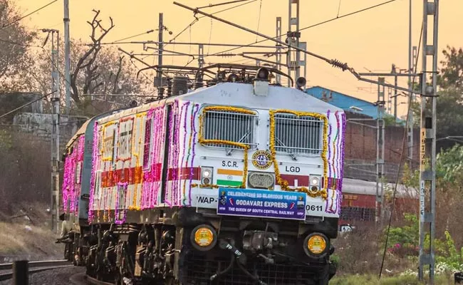 Special Story On Godavari Express Train - Sakshi