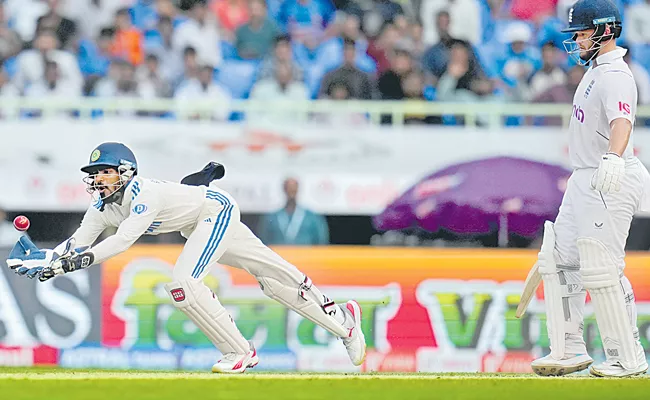 India 255 all out in the second innings - Sakshi