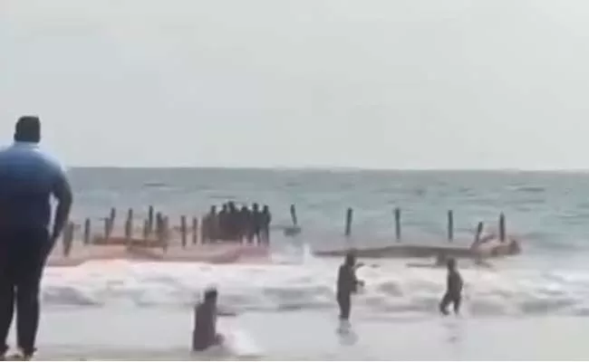 Floating Bridge Accident In Tiruvanantapuram Beach Visitors Injured - Sakshi
