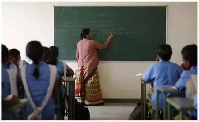 Maharashtra Govt Issues Dress Code For Teachers - Sakshi