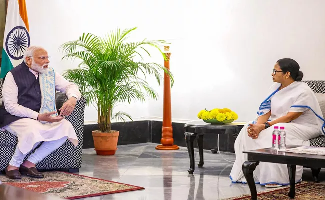 West Bengal CM Mamata Banerjee meets PM Narendra modi at Raj Bhavan - Sakshi
