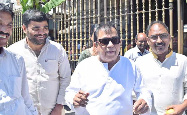 Tollywood Star Comedian Brahmanandam Helps To Artist Family - Sakshi