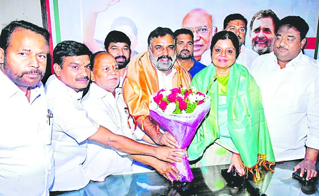 Deepadas Munshi honored at Adivasi Congress meeting: Telangana - Sakshi