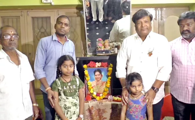 Kona Venkat Visits Geetanjali family Who Died Due To Trolling tenali - Sakshi