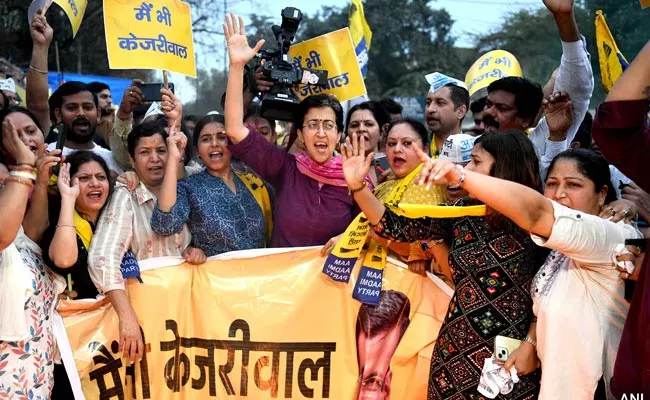 AAP Protests Seeking Arvind Kejriwal Release and BJP Wants His Resignation - Sakshi