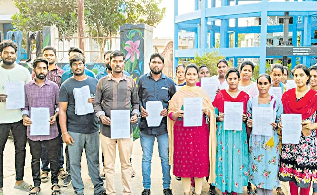 15 volunteers resigned in Rajahmundry - Sakshi