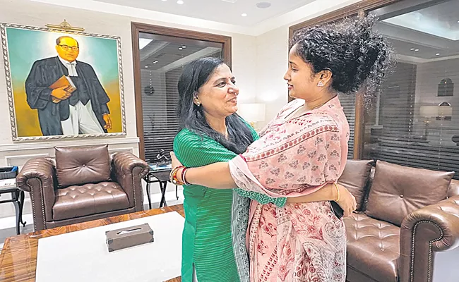 Former chief minister Hemant Soren wife Kalpana meets Sunita Kejriwal - Sakshi