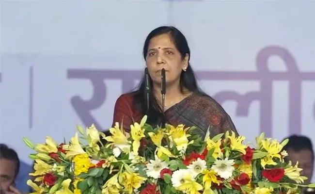 Sunita Kejriwal Called Her Husband Arvind Kejriwal A Lion - Sakshi