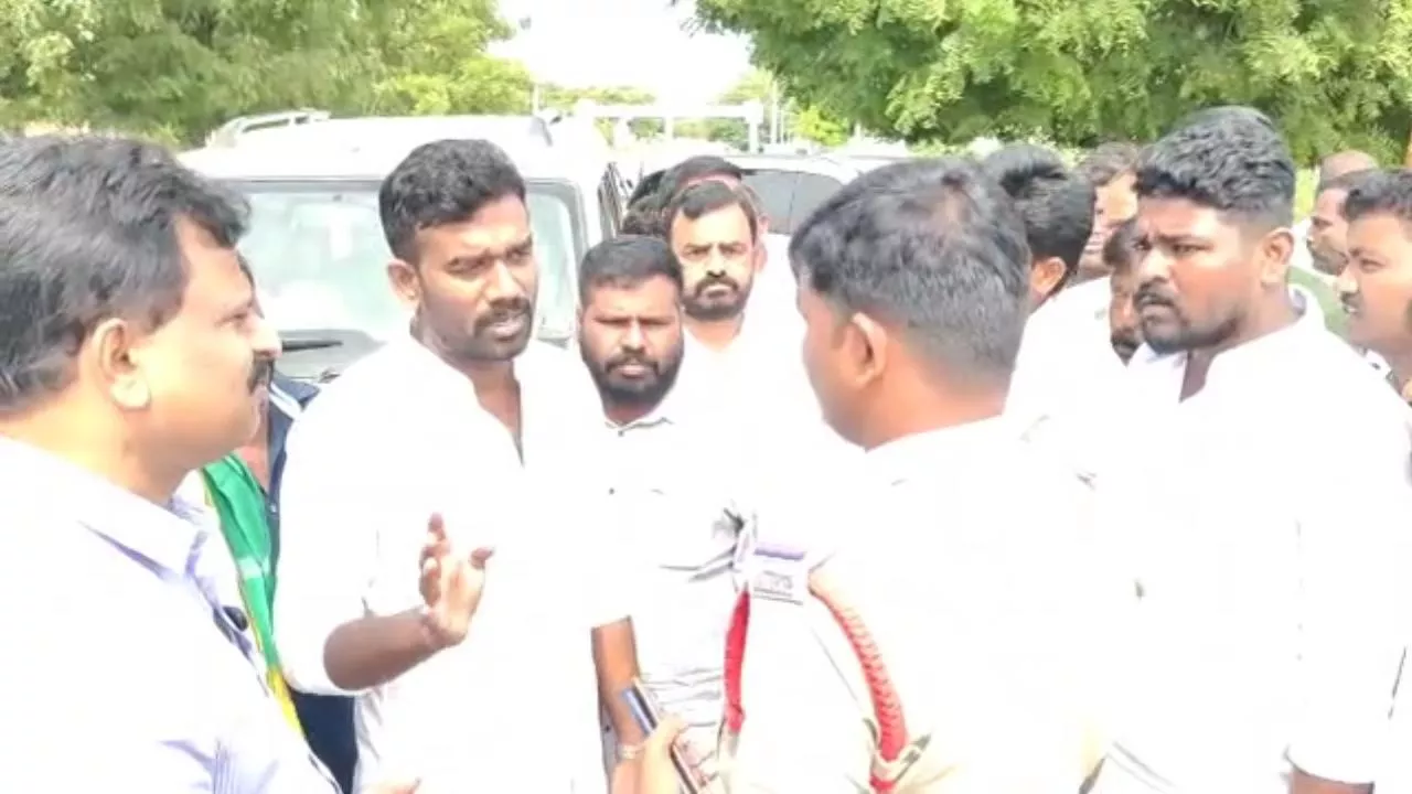 Dharmavaram: Clash Between TDP Leader Paritala Sriram And Varadapuram Suri - Sakshi