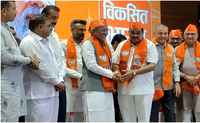 Gujarat Leader Arjun Modhvadia Joins BJP - Sakshi
