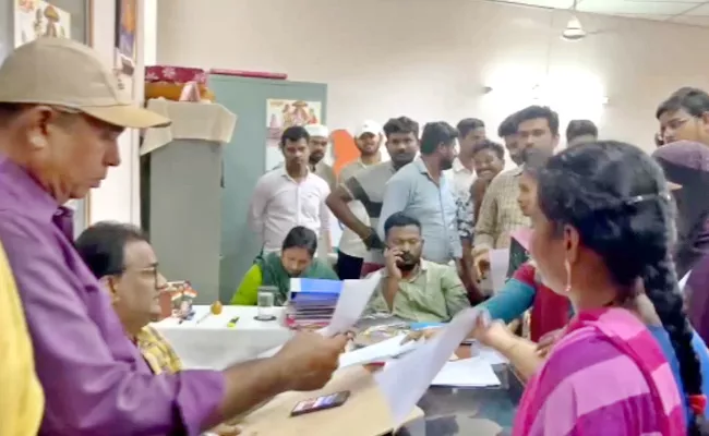 Volunteers resigns Over Opolitical Parties Harassments in AP - Sakshi
