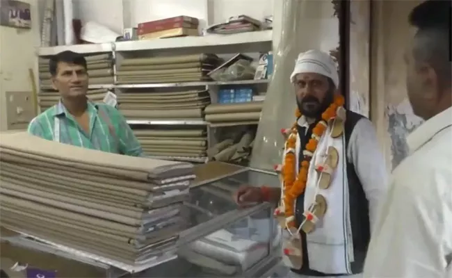 Independent Candidate Pandit Keshav Dev Wearing a Garland of 7 Slippers - Sakshi
