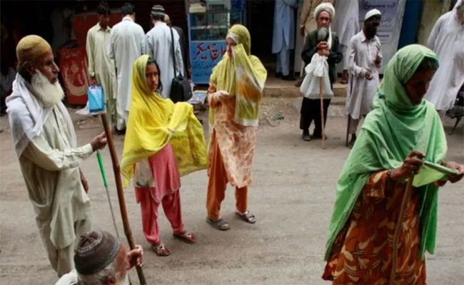 Karachi 4 Lakh Beggars Crime Rate Spike - Sakshi