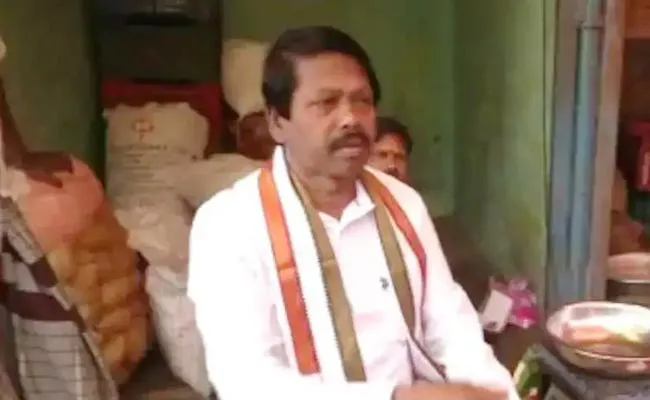 Padma Shri Awardee Damodaran Selling Veggies For Poll Campaign - Sakshi