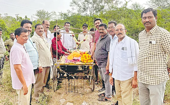 Family takes out funeral n in for dog - Sakshi